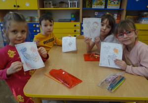 Dzieci pokazują swoje rysunki
